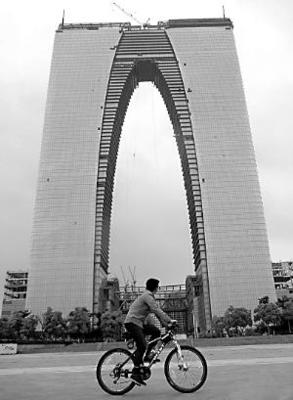 蘇州&ldquo;東方之門(mén)&rdquo;持續(xù)爛尾 面臨四度違約風(fēng)險(xiǎn)