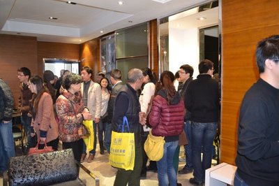 "搶金三"置業(yè)熱情高 百余網(wǎng)友到場(chǎng)再掀購房潮