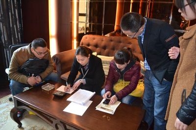 "搶金三"置業熱情高 百余網友到場再掀購房潮